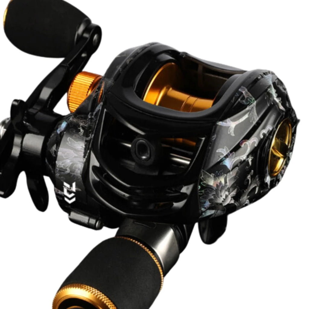 Carretilha de Pesca Daiwa 7.2:1 Anti Cabeleira  + Brinde Exclusivo