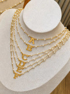 Colar Letra Inicial com Pérolas Banhado a Ouro 18K Personalizado Feminino Delicado Elegante