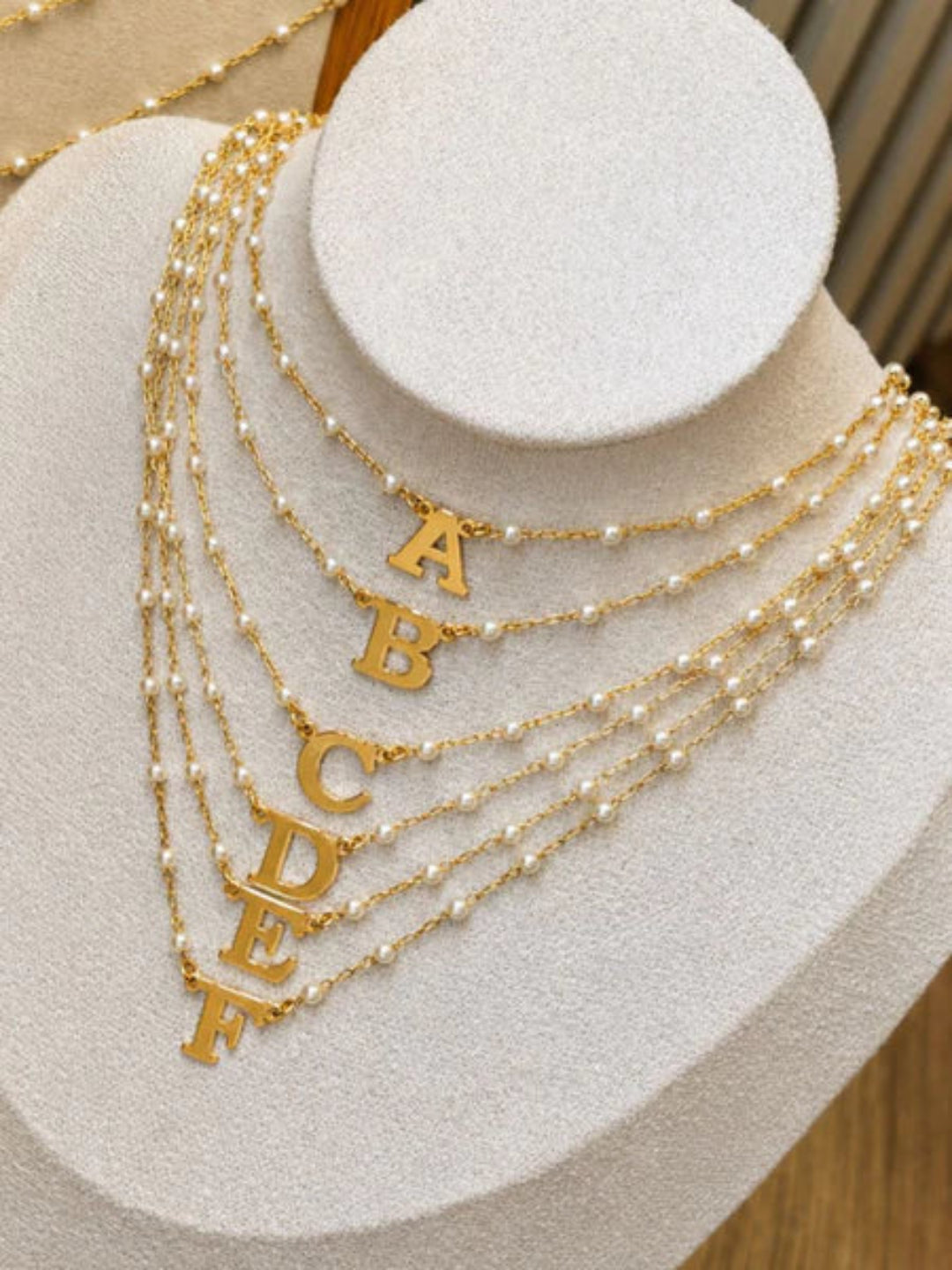 Colar Letra Inicial com Pérolas Banhado a Ouro 18K Personalizado Feminino Delicado Elegante