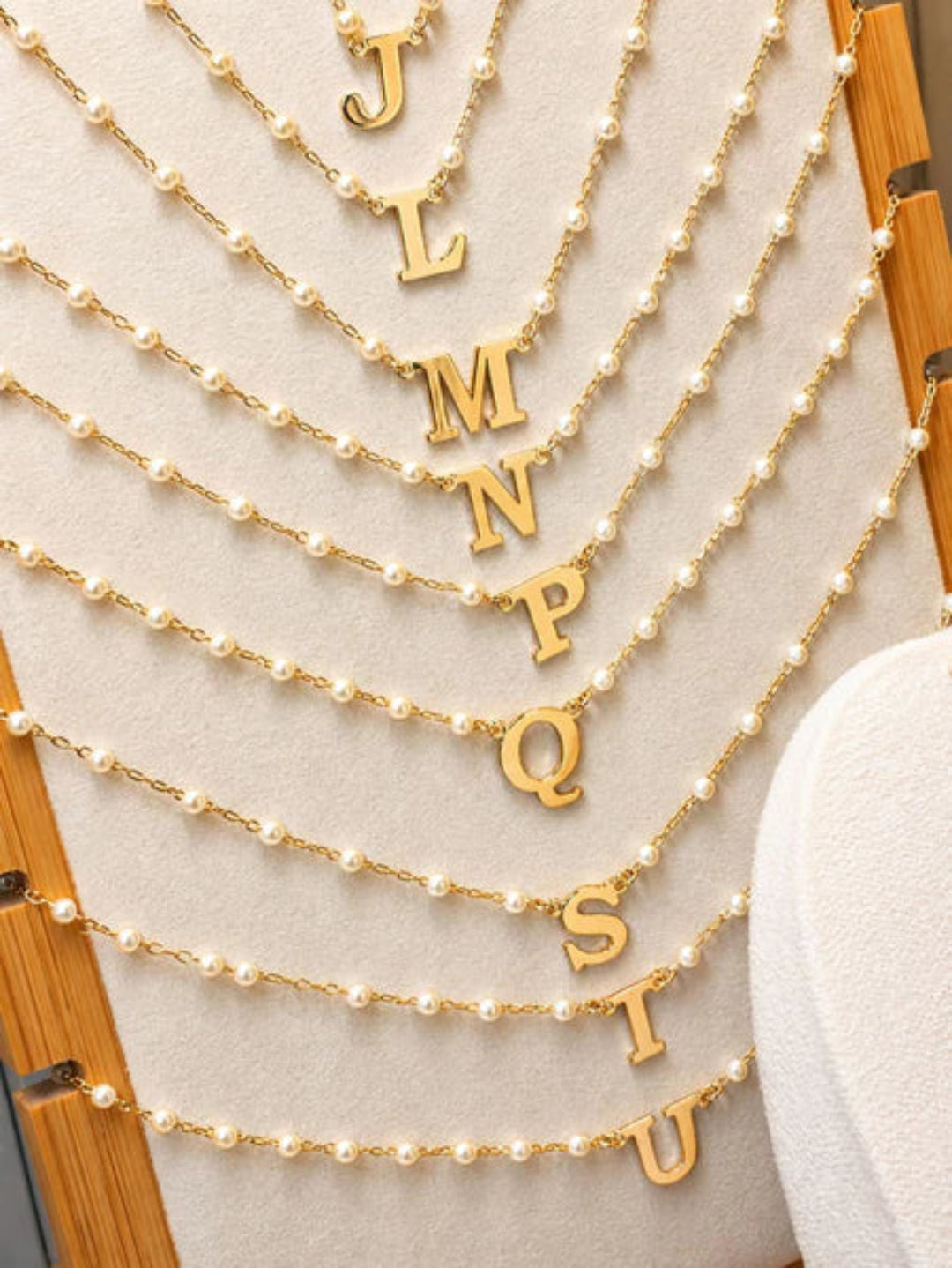 Colar Letra Inicial com Pérolas Banhado a Ouro 18K Personalizado Feminino Delicado Elegante