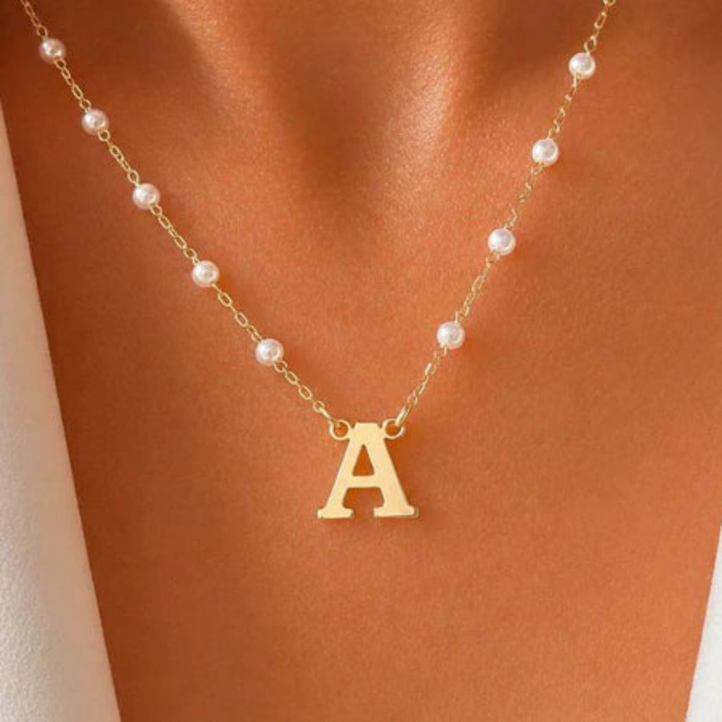 Colar Letra Inicial com Pérolas Banhado a Ouro 18K Personalizado Feminino Delicado Elegante