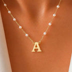 Colar Letra Inicial com Pérolas Banhado a Ouro 18K Personalizado Feminino Delicado Elegante