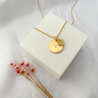 Colar Inicial Medalha Banhado a Ouro 18K