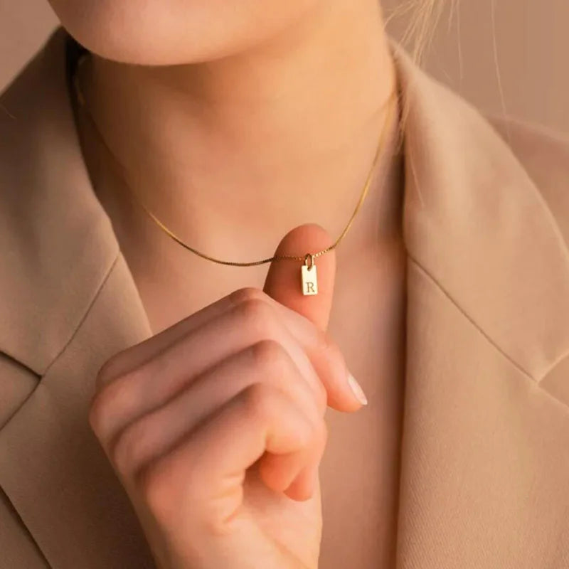 Colar Feminino Pingente Inicial Banhado em Ouro 18K