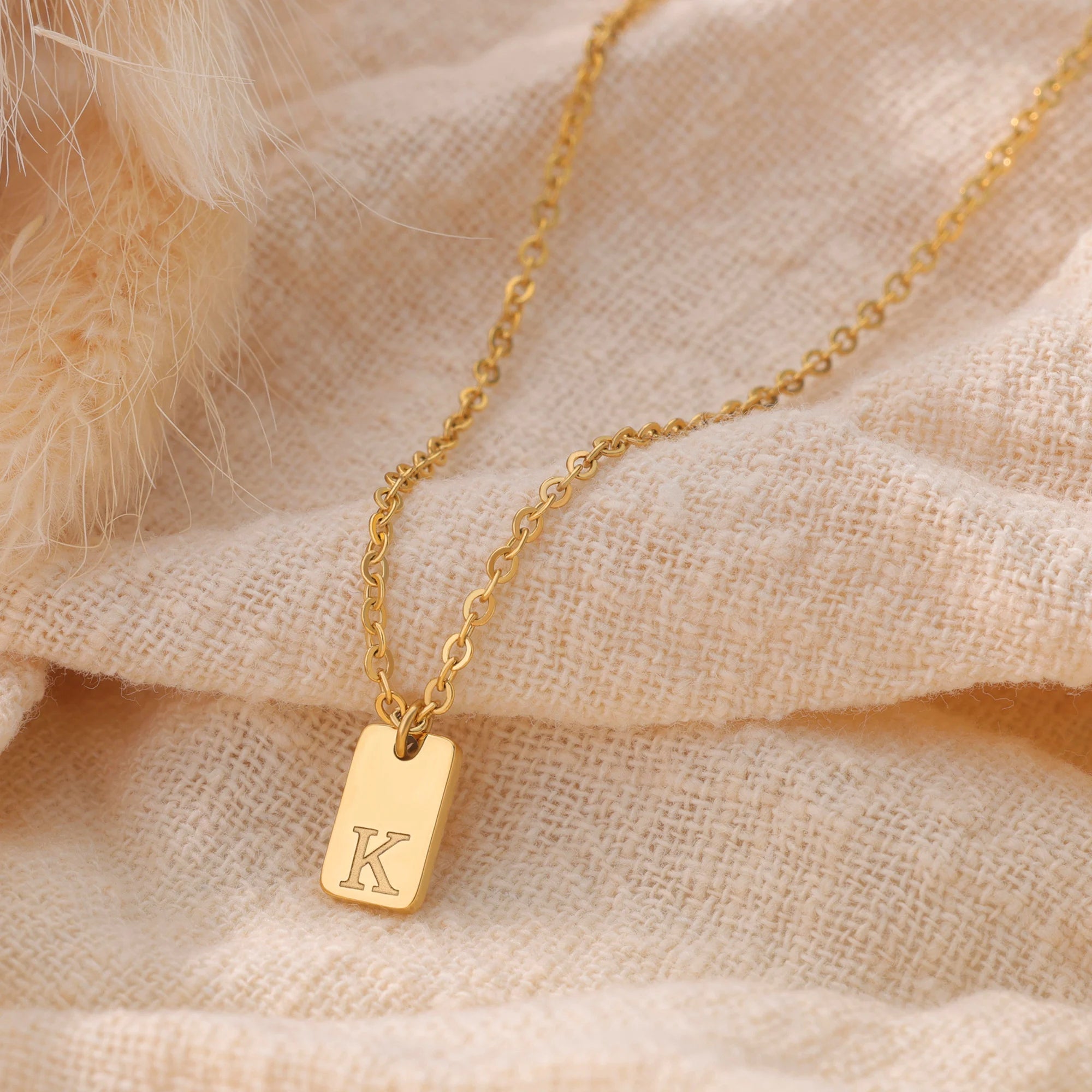 Colar Feminino Pingente Inicial Banhado em Ouro 18K