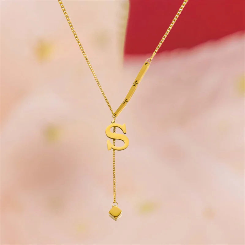 Colar com Letra Inicial Dourada em Aço Inoxidável