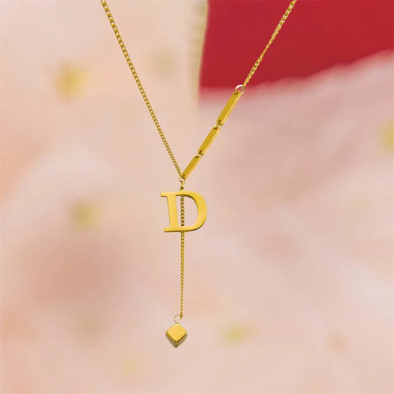 Colar com Letra Inicial Dourada em Aço Inoxidável
