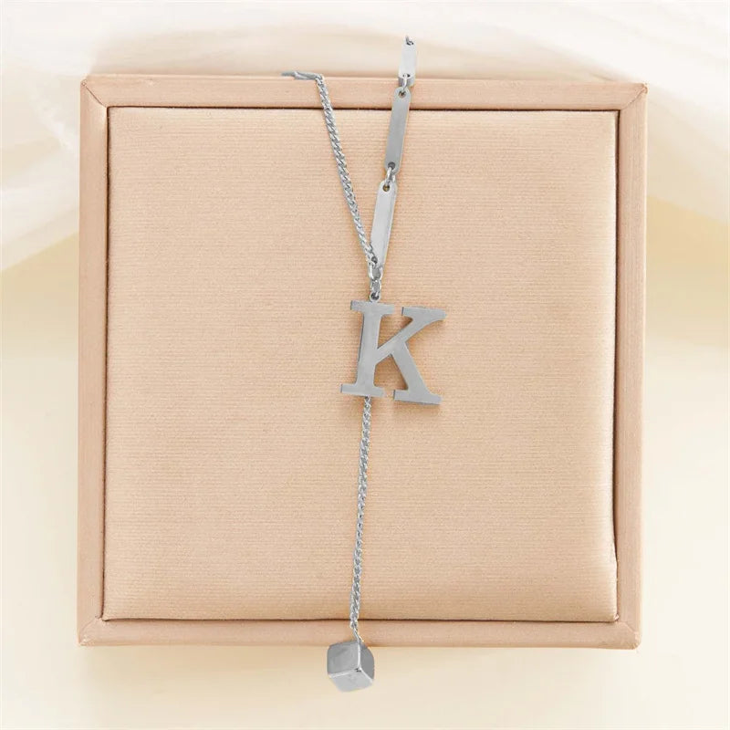 Colar com Letra Inicial Dourada em Aço Inoxidável