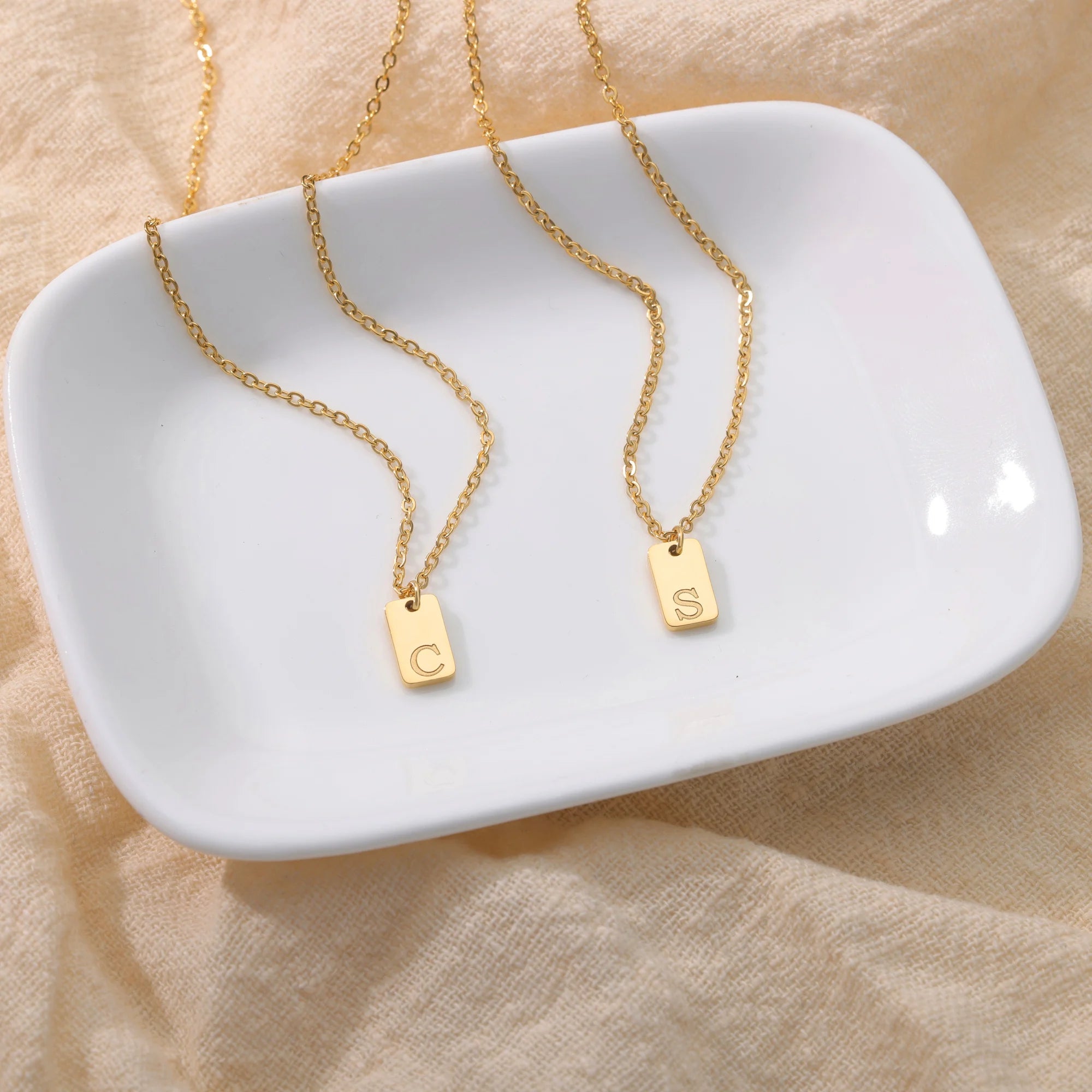 Colar Feminino Pingente Inicial Banhado em Ouro 18K