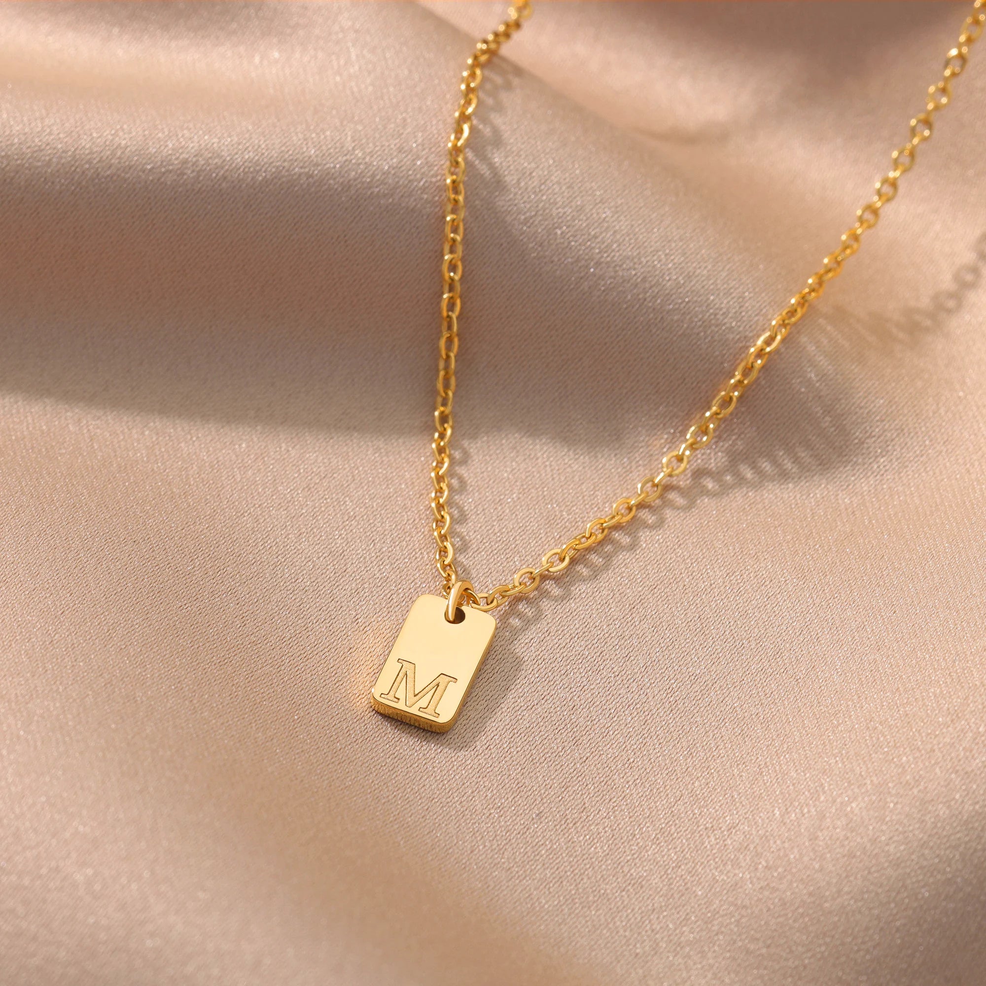 Colar Feminino Pingente Inicial Banhado em Ouro 18K