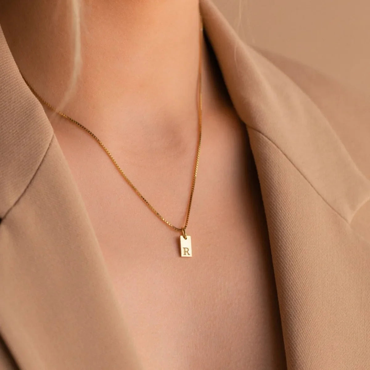 Colar Feminino Pingente Inicial Banhado em Ouro 18K