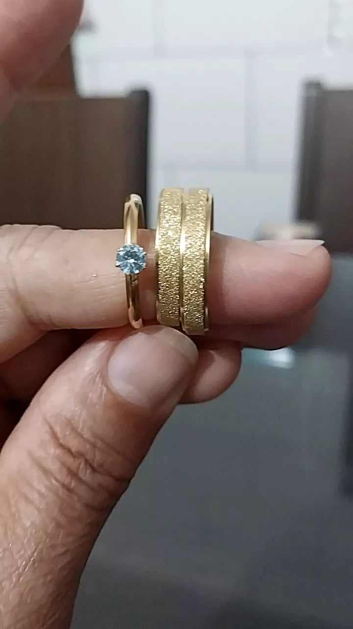 Par de Aliança De Namoro Noivado e Casamento Jateada 4mm + Anel Solitário